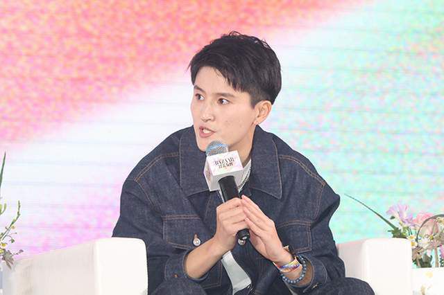 2.曼城历史性三冠王在2022/23赛季，曼城经历了辉煌的时刻，成功赢得了历史性的三冠王，包括足总杯、英超和欧冠。